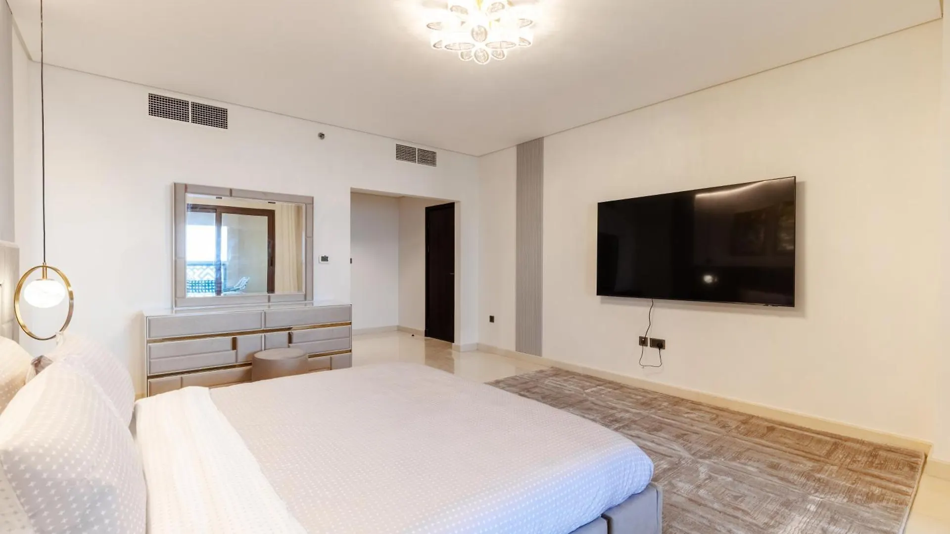 Charming Sea View 2Bdr, Beach And Pool Access Dubai Apartment