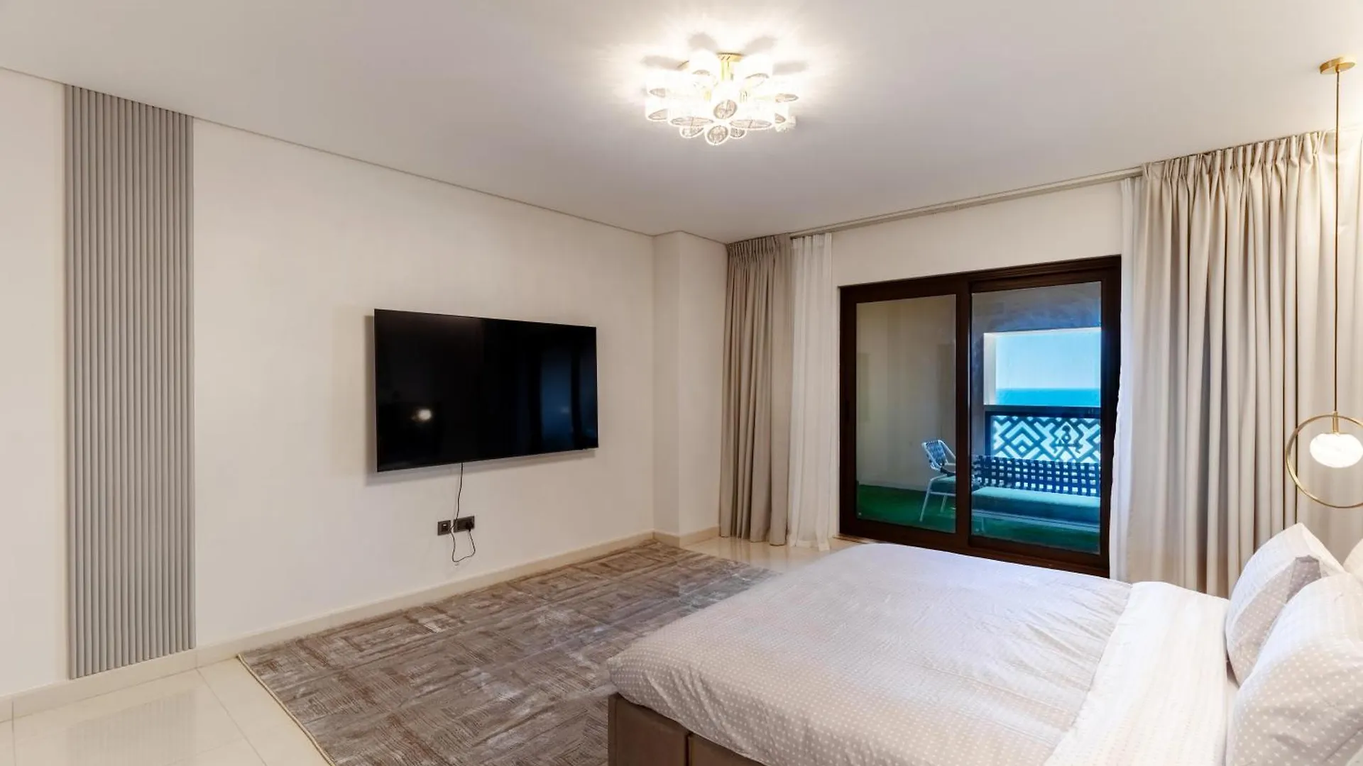 Charming Sea View 2Bdr, Beach And Pool Access Dubai Apartment